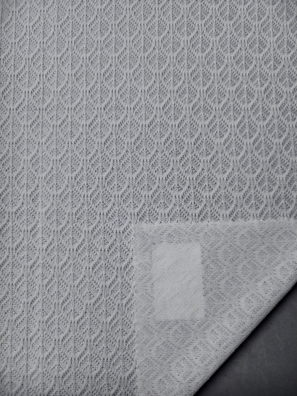 Maille jacquard en polyester, viscose et élasthanne – M93633