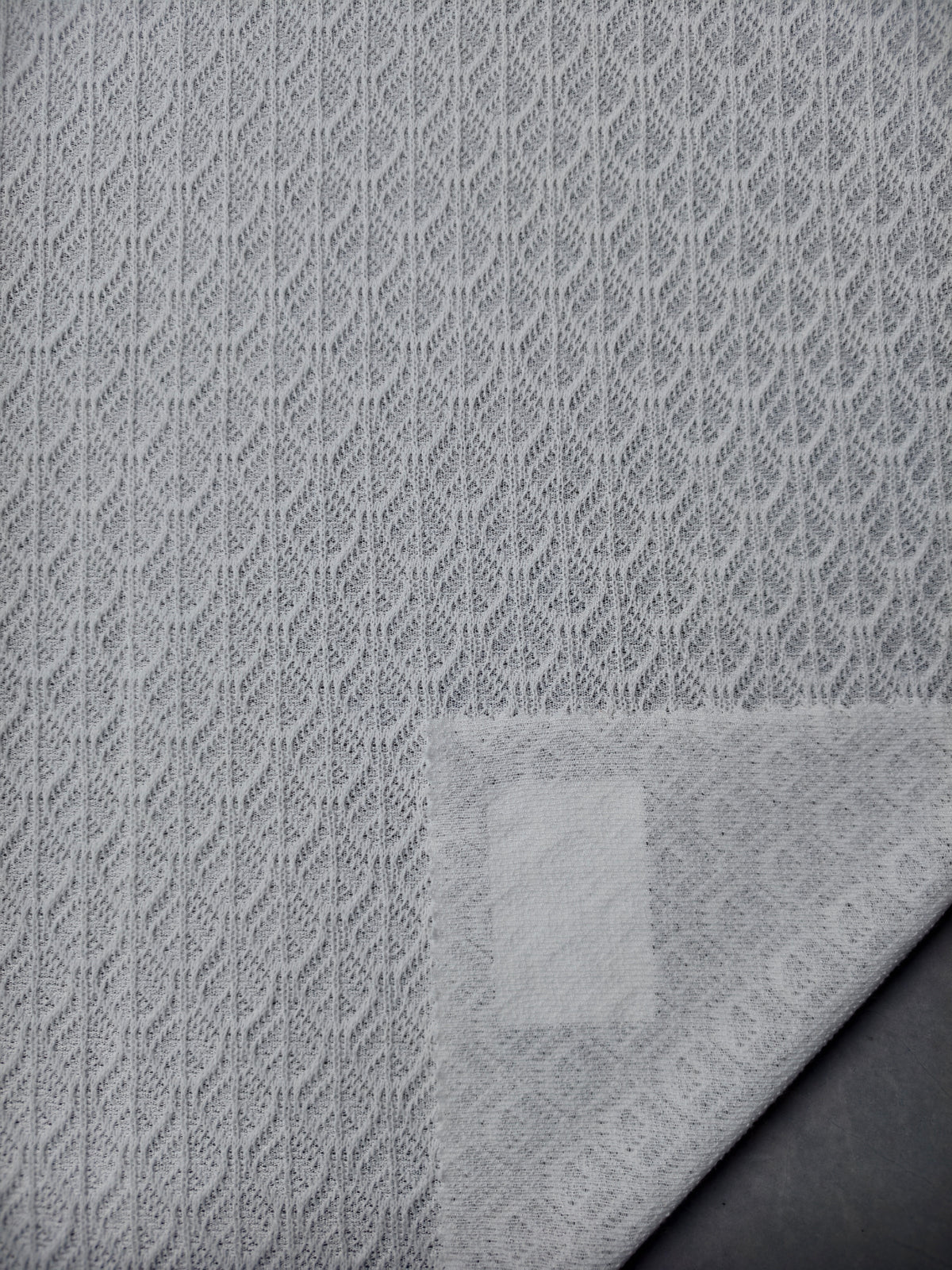 Maille jacquard en polyester, viscose et élasthanne – M93633